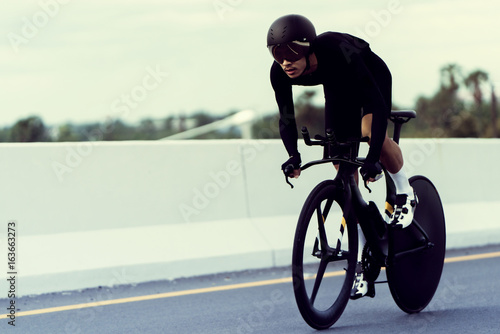 Fotografía Asian men are cycling time trial bike in the morning