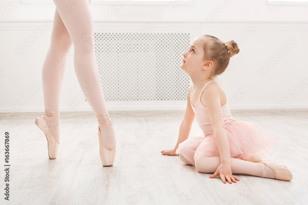 Obraz premium Little girl looking at professional ballet dancer