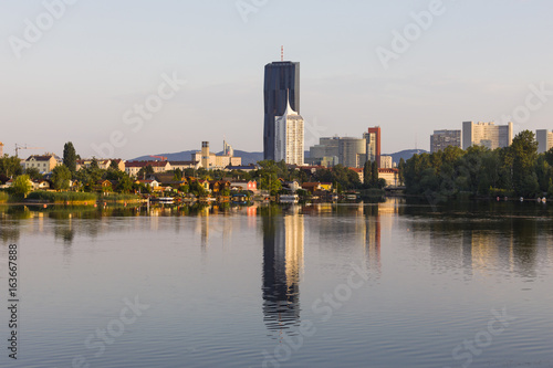 Blick über die Alte Donau zur Donauinsel in Wien