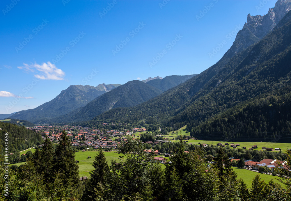 Stadt Mittenwald im Hintergrund das Karwendel Gebirge  