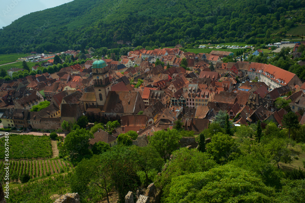 Kaysersberg, avec ses nombreuses maisons à colombages, son beau centre historique et son château impérial (Kaysersberg signifie la montagne de l'Empereur) en ruine dominant la ville, possède un charme