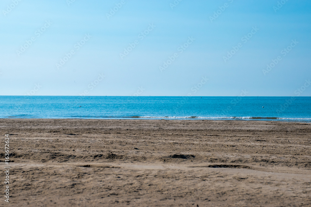 Sandstrand, meer und blauer Himmel Sandstrand, meer und blauer Himmel