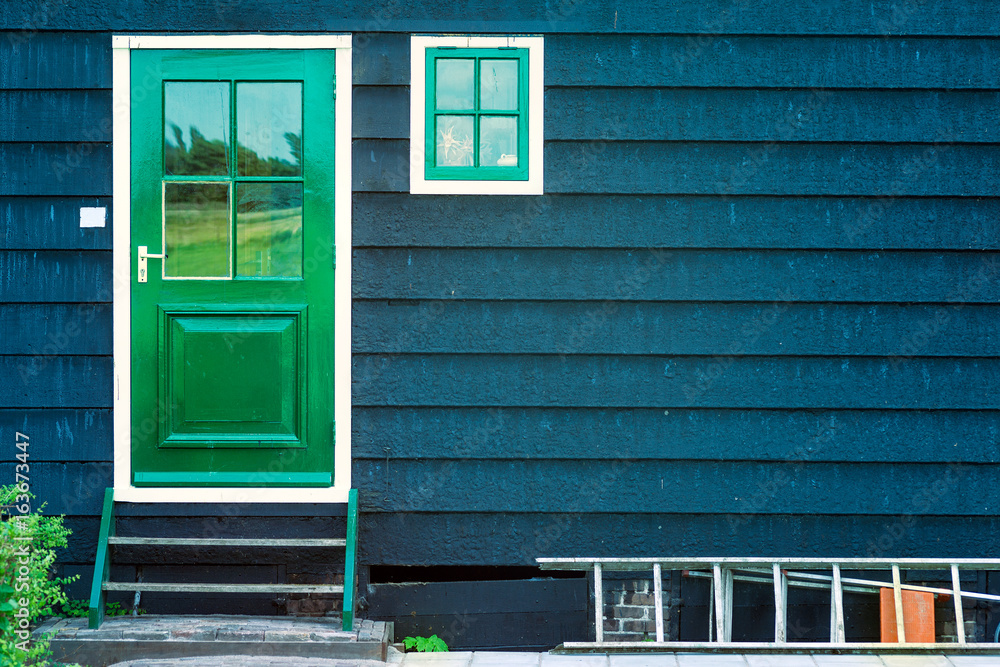 Obraz premium Green door entrance of a dutch windmills from Zaanse Schans, the Netherlands