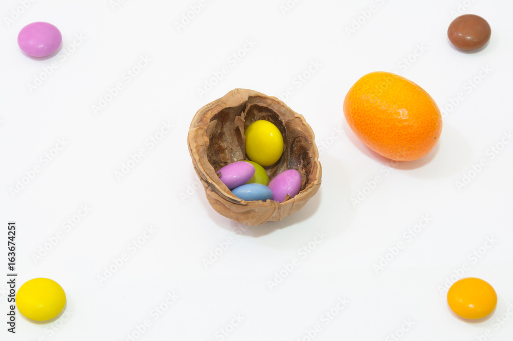 Cascara de nuez con dulces de chocolate y caramelo Cascara de nuez con dulces de chocolate y caramelo