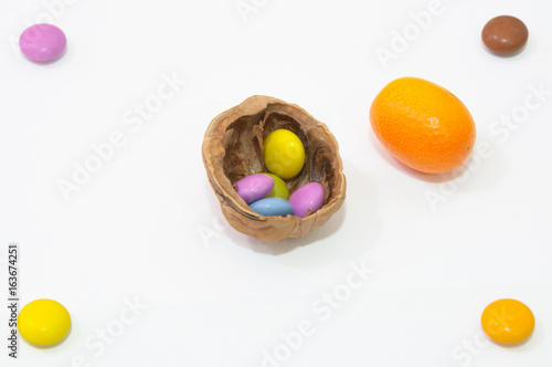 Cascara de nuez con dulces de chocolate y caramelo