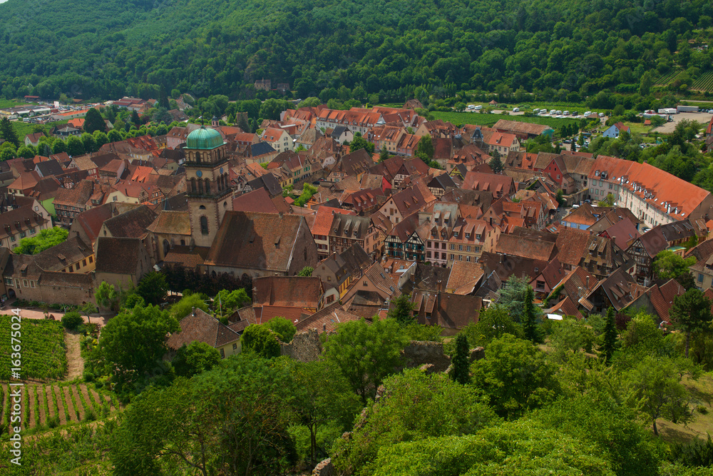 Kaysersberg, avec ses nombreuses maisons à colombages, son beau centre historique et son château impérial (Kaysersberg signifie la montagne de l'Empereur) en ruine dominant la ville