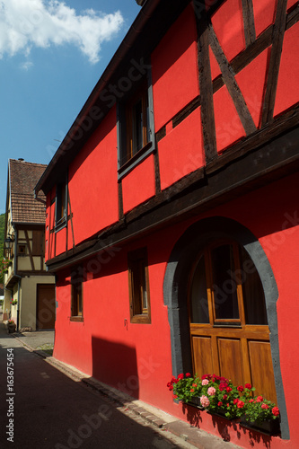 Kaysersberg, avec ses nombreuses maisons à colombages, son beau centre historique et son château impérial (Kaysersberg signifie la montagne de l'Empereur) en ruine dominant la ville photo