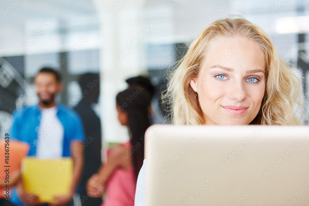 Geschäftsfrau arbeitet am Laptop Computer Geschäftsfrau arbeitet am Laptop Computer
