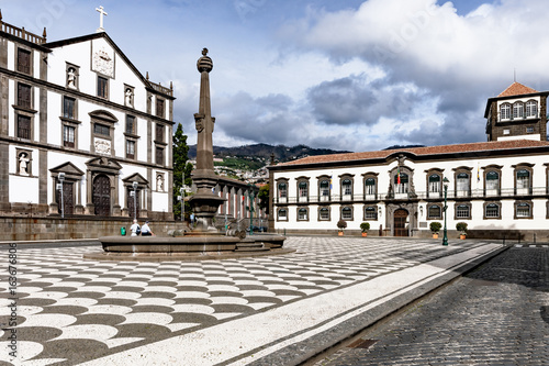 Funchal - Rathausplatz und Jesuitenschule - Madeira