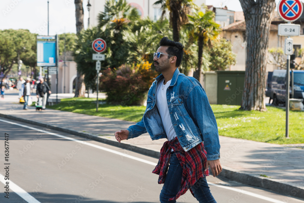 Obraz premium Handsome man posing in an urban context