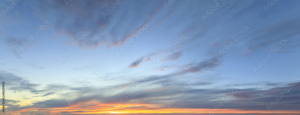 Naklejka premium Panorama nieba o zmierzchu