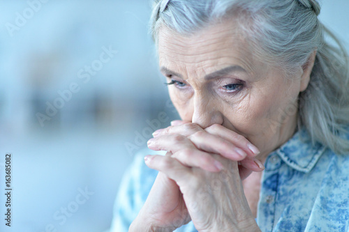 Obraz na płótnie Beautiful sad elderly woman close-up w salonie