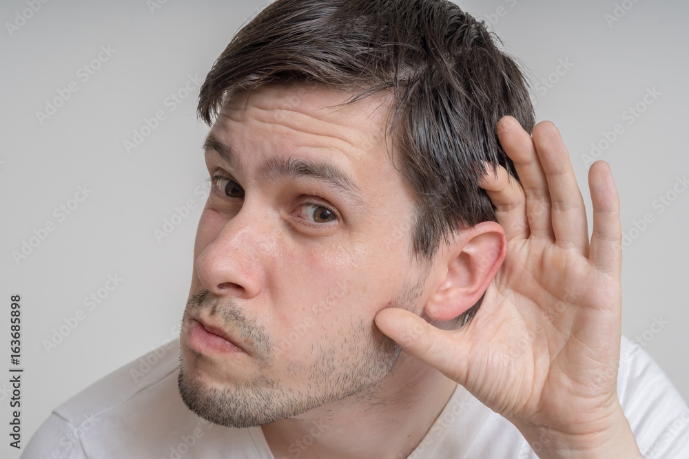 Obraz premium Young man is listening to you carefully.