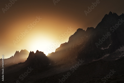 Foto Aiguilles du grépon et du plan de l'aiguille à Chamonix au levé du soleil