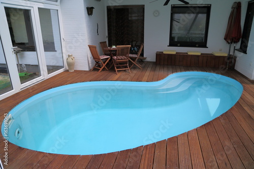 Wintergarten mit Pool und Bangkiraiterrasse