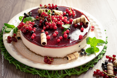 Johannisbeerkuchen mit Waffelröllchen