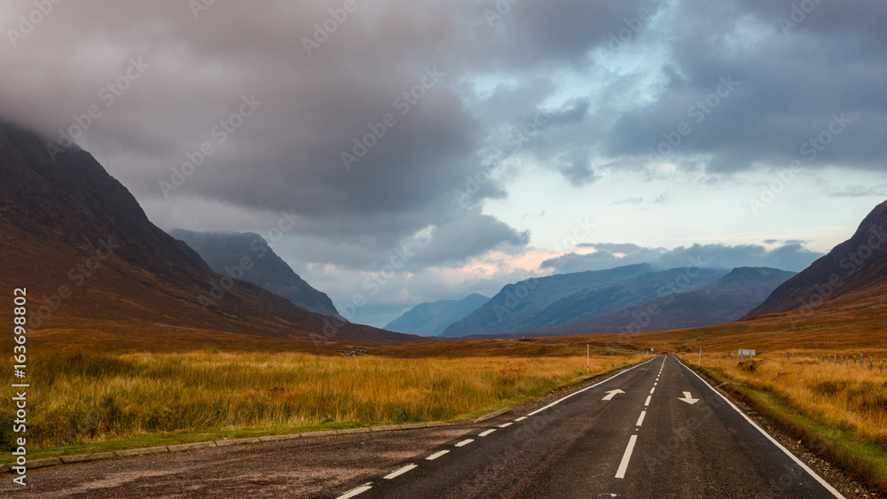 Naklejka premium Scottish serenity in the highlands