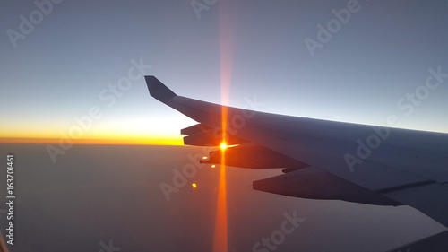 Cuadro en lienzo Lever de soleil au dessus de abu dhabi