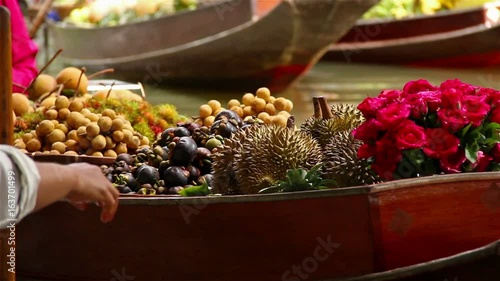 Damnoen saduak floating market is famous in Thailand and sights and sale of vegetables, fruits and desserts.