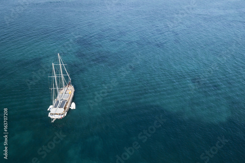 Tableau sur toile Aerial view of a little yacht on amazing beach with a turquoise and transparent sea