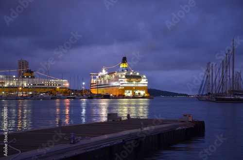 Cosrica ferry sur le port de Toulon