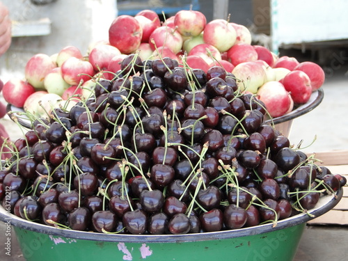 Plateau de fruits sur un marché Ouzbek photo