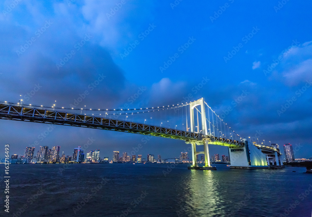 Naklejka premium 夕暮れのレインボーブリッジ