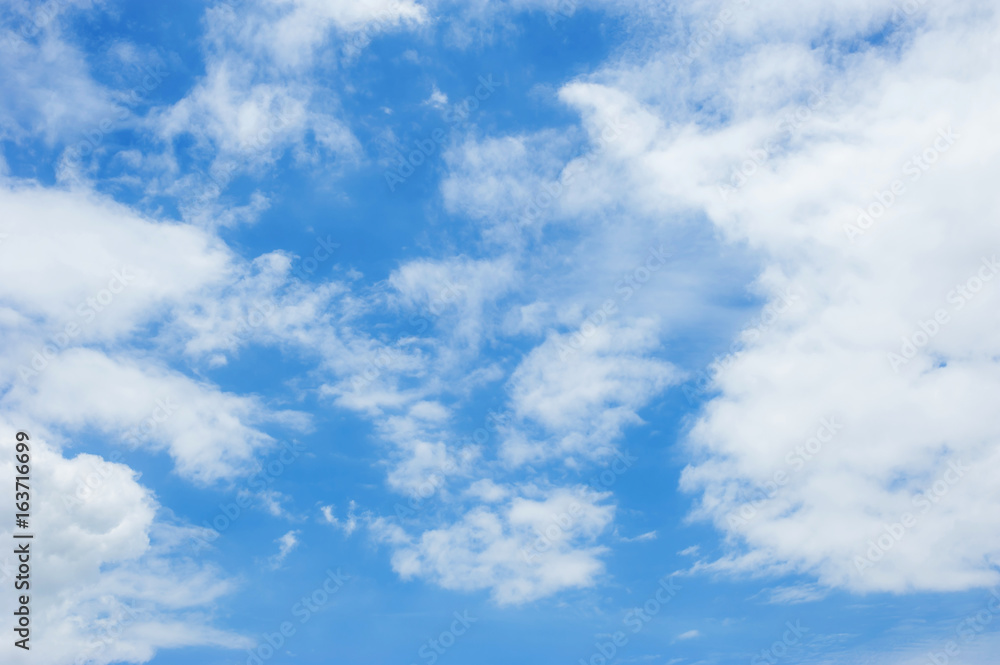 Fototapeta premium Błękitne niebo z zachmurzeniem.