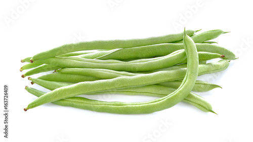 Foto green beans on white background