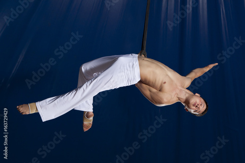 Fototapeta Naklejka Na Ścianę i Meble -  Circus air gymnast