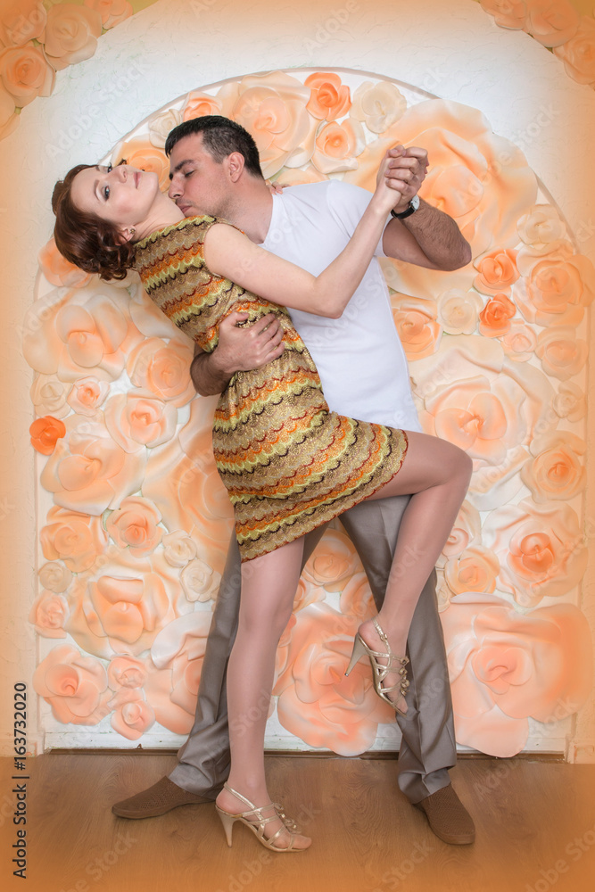 Fototapeta premium Beautiful couple in a beautiful room
