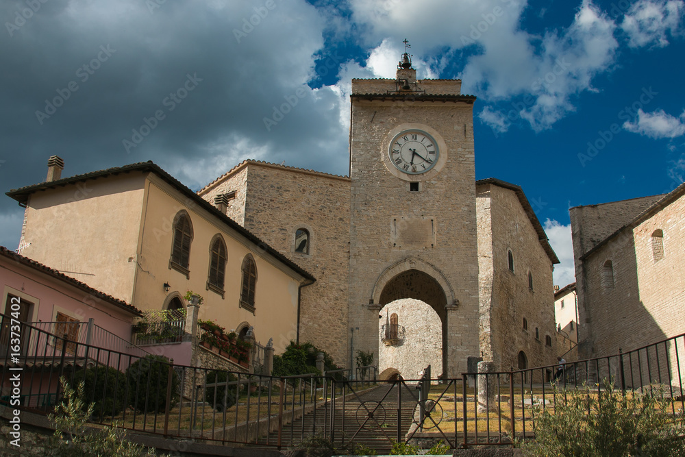 Torre con orologio nel centro storico di Monteleone di Spoleto