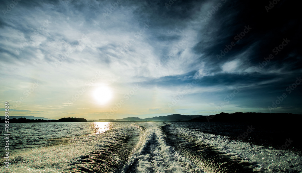 Obraz premium Motor boat water traces in open caribbean sea
