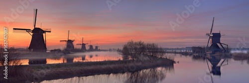 Tradycyjni wiatraczki przy wschodem słońca, Kinderdijk holandie