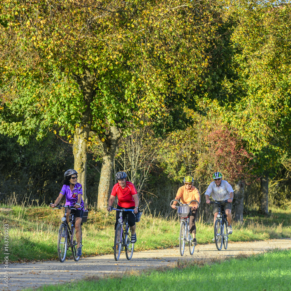 Fototapeta premium ältere Leute machen Radtour in der herbstlichen Natur