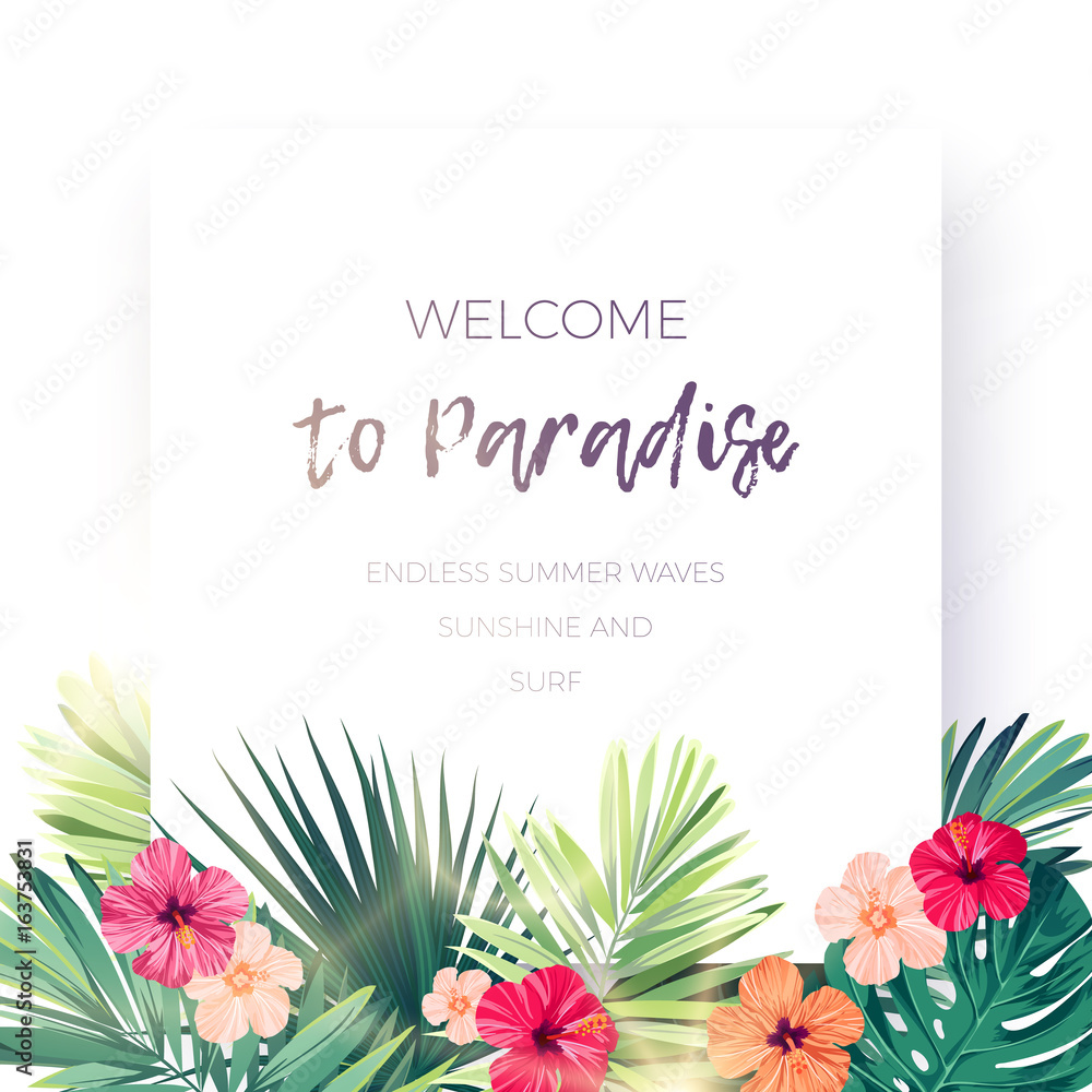 Obraz premium Zielone lato tropikalny tło z egzotycznymi palmami i kwiatami hibiskusa. Kwiatowy tło wektor.