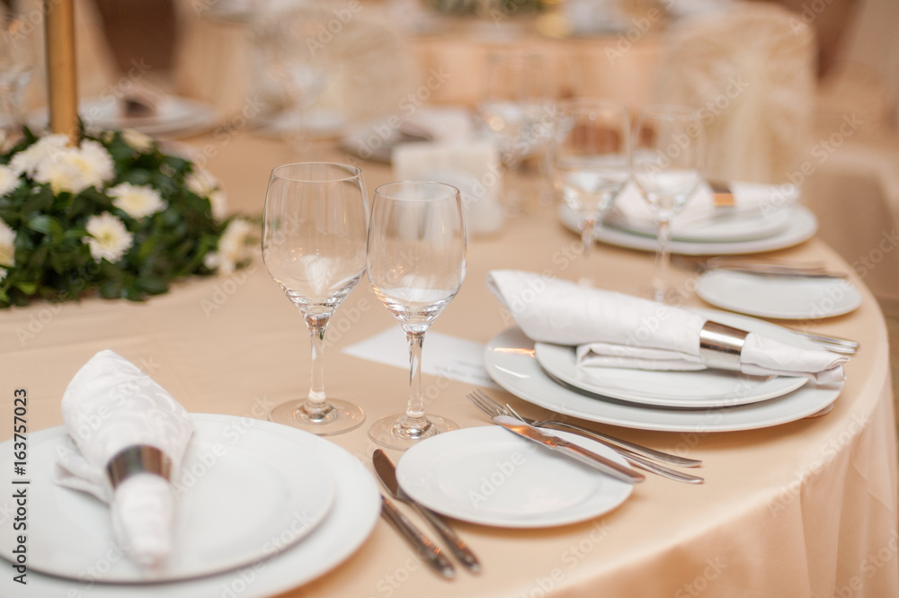 Decoration of tables at the wedding