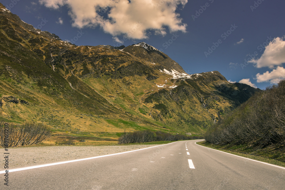 Fototapeta premium Eine Straße im Hochgebirge
