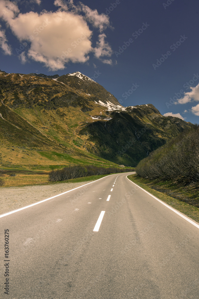 Auf der Straße unterwegs in den Bergen Hochgebirge Pass Auf der Straße unterwegs in den Bergen Hochgebirge Pass