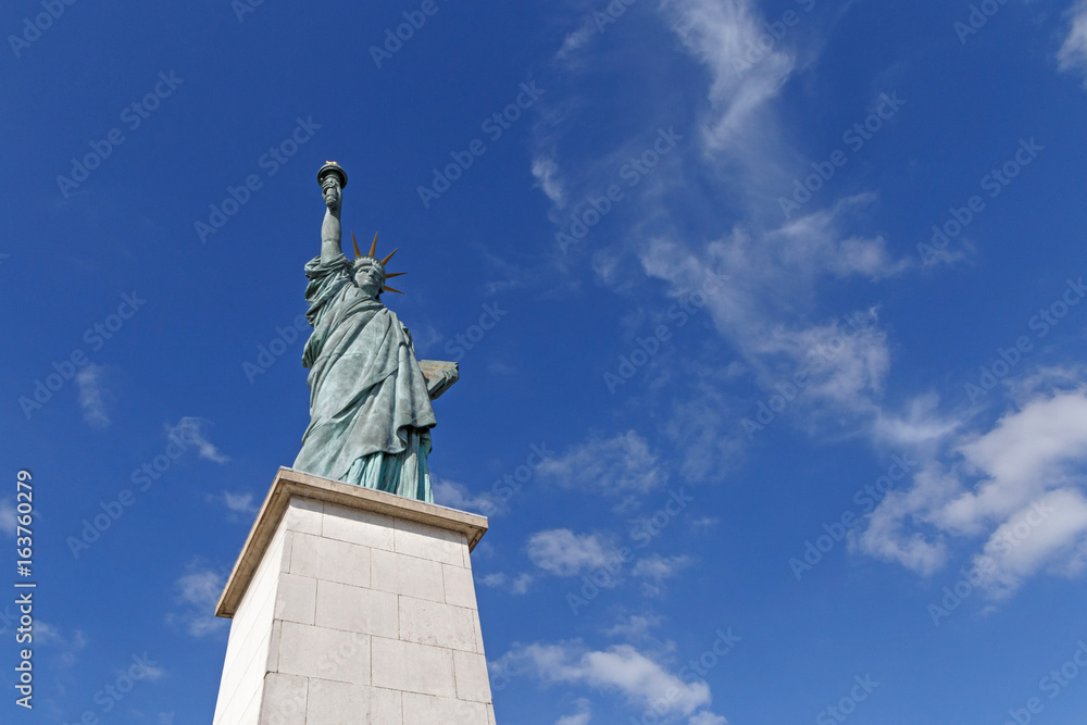 Fototapeta premium Statue of Liberty on the island Cygnes in Paris