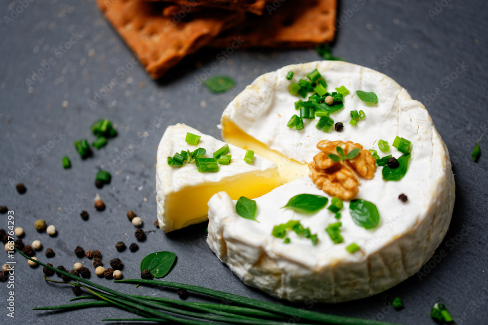camembert mit kräuter und knäckebrot camembert mit kräuter und knäckebrot