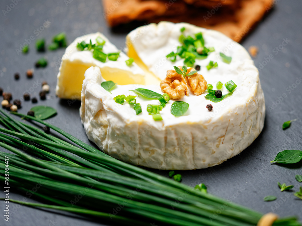 camembert mit kräuter und knäckebrot camembert mit kräuter und knäckebrot