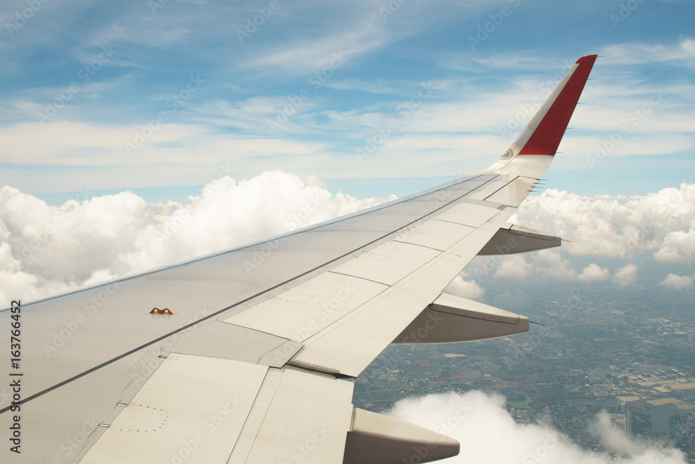 Obraz premium airplane wing on blue sky background