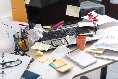 Obraz na płótnie Messy and cluttered desk
