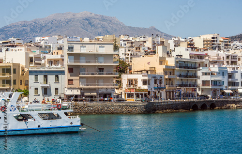 Miasto Agios Nikolaos i jezioro Voulismeni, Kreta, Grecja