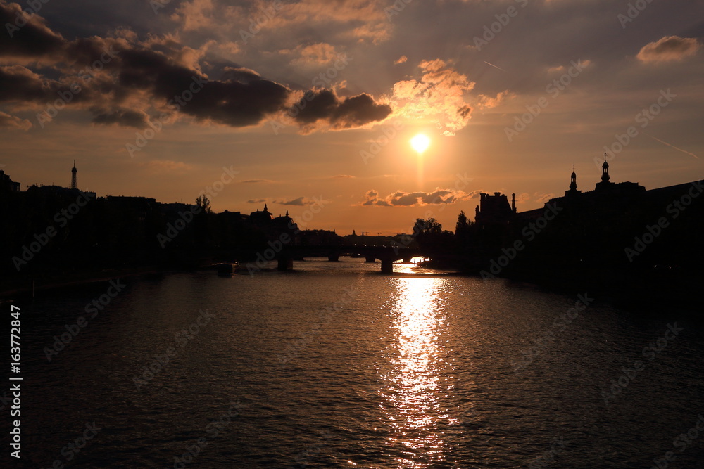 le moment du soleil couchant à Paris, France