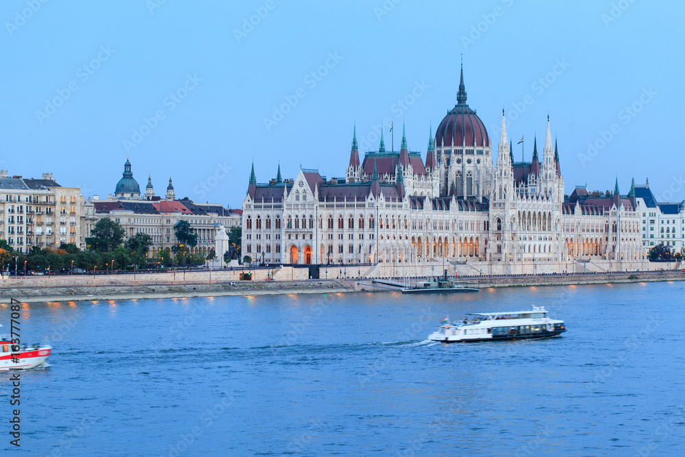 Fototapeta premium Evening view on Hungarian Parliament and Danube river, Budapest, Hungary 