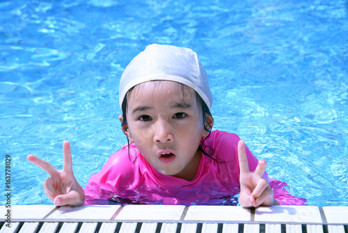 プールで遊ぶ笑顔の女の子