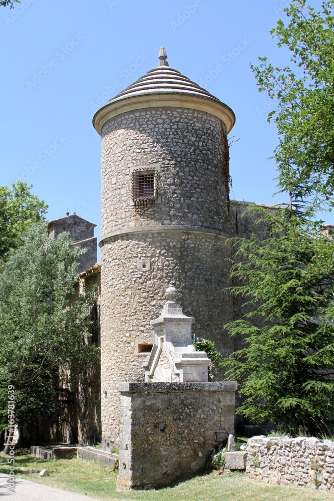 Le château de Javon à Lioux en Provence dans le Vaucluse