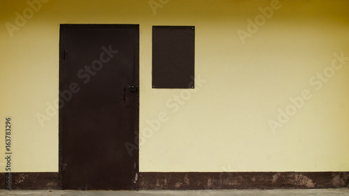 Obraz na płótnie Yellow wall with door minimalism w salonie